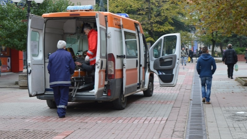 Паника във Враца! Линейка хвърли към центъра, ето какво се случва 