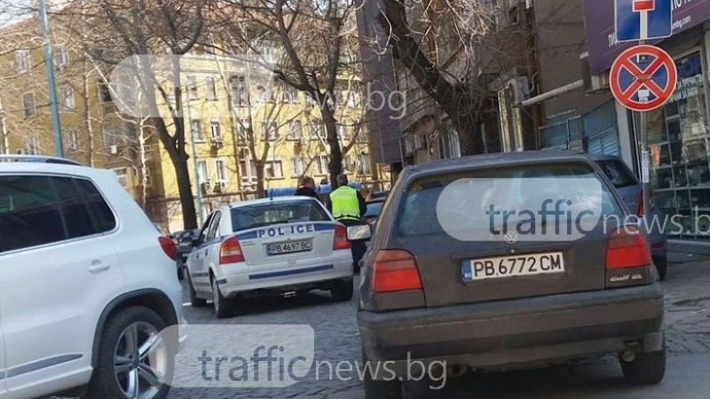 Примерни полицаи бутаха ударена кола в Пловдив (СНИМКИ)