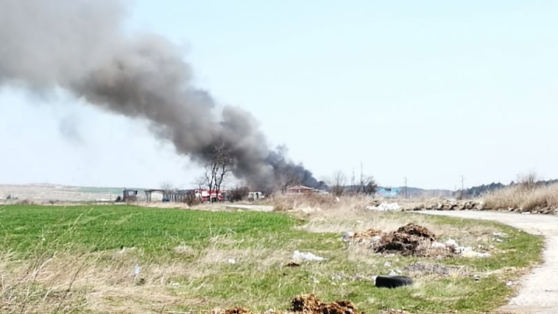 Огнен кошмар надвисна над варненско село! Районът е отцепен - има опасност от силен взрив (СНИМКИ)