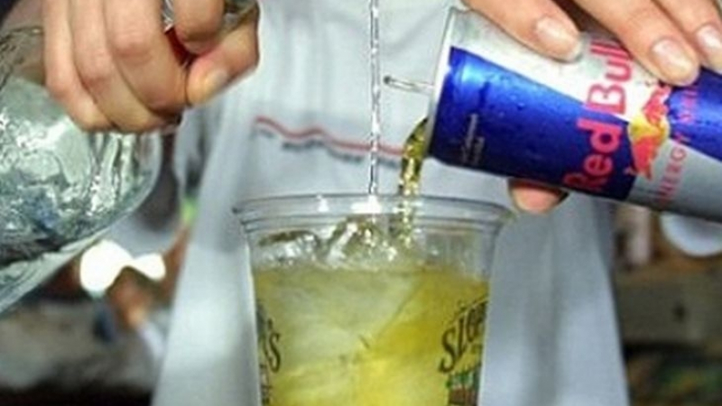Учени разкриха защо не трябва да смесвате алкохол с енергийни напитки 
