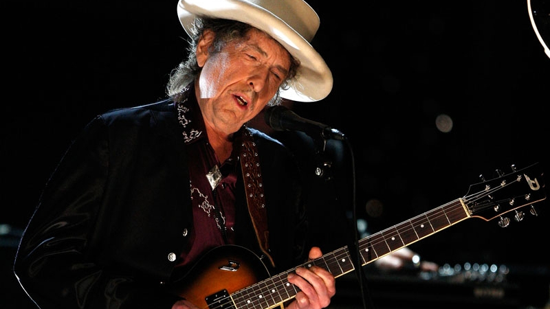 Боб Дилън остава без парите от Нобеловата награда