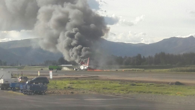 Ад на летище в Перу! Самолет, превозващ 141 пътници, изгоря на пистата  (СНИМКИ/ВИДЕО)