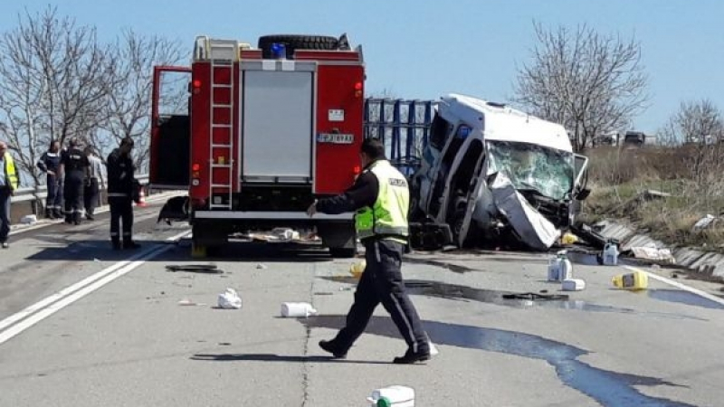 Първи СНИМКИ от кървава верижна катастрофа на пътя Русе - Варна, има загинал шофьор 