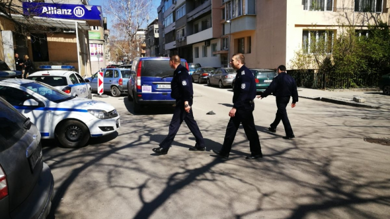 Само в БЛИЦ: Мистерия обви спецкацията, разтърсила центъра на Варна! Маскирани полицаи с бронежилетки тарашили за... (СНИМКИ)
