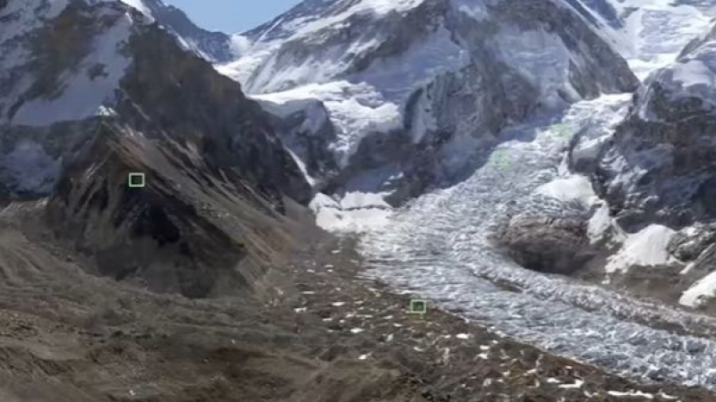 Алпинист засне летящи чинии над Еверест (ВИДЕО)