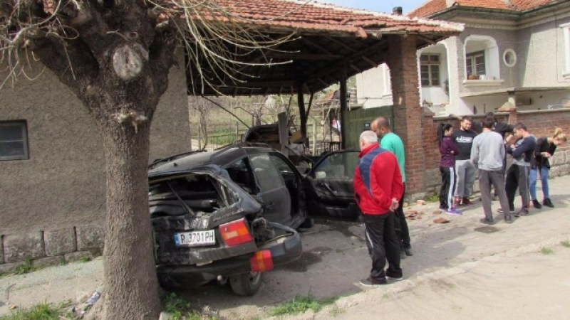 17-годишен заби колата на баща си в къща в Русенско (СНИМКИ)