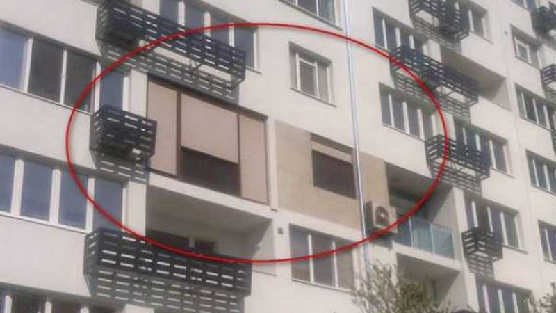 По нашенски: Бургазлия освини фасадата на саниран блок (СНИМКА)