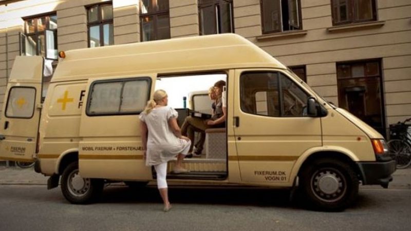Челен опит: Защо в Дания започнаха да правят секс в линейка с табела "Не чукайте, ако видите, че возилото се клати"