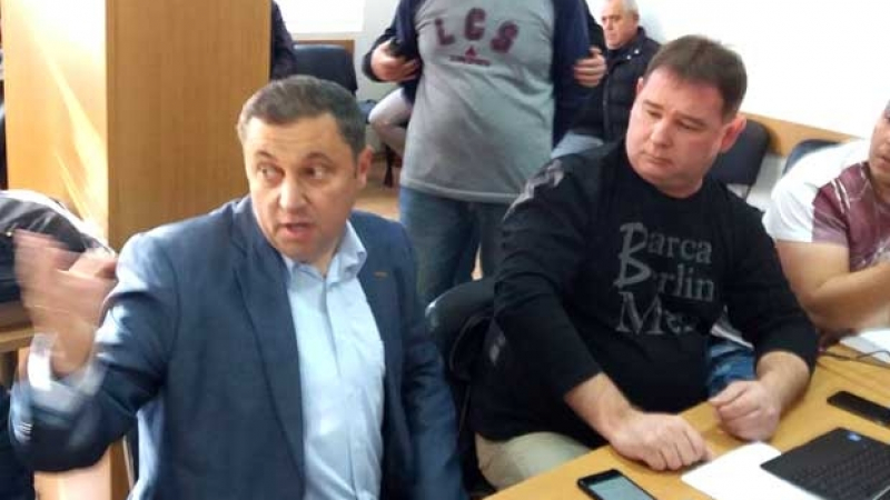 Бесен скандал в Сандански! Данъчен чиновник към Яне Янев: Защо преби баща ми Страхил?