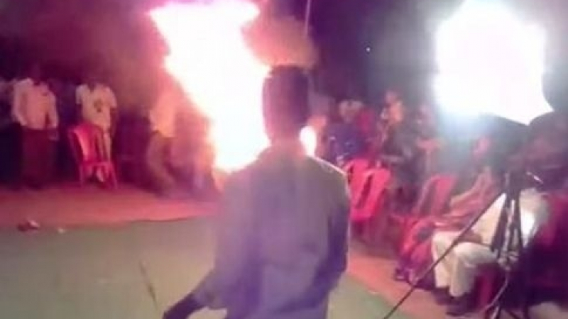 Ужасяващо ВИДЕО, индиец се самозапали на парти, причината ще ви смае (18+)