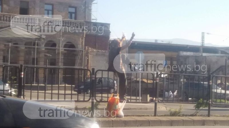 Пияна жена върти кючеци по средата на пловдивски булевард (ВИДЕО)