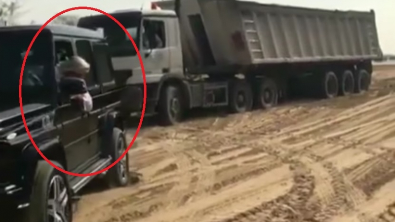Смайващо ВИДЕО: Престолонаследникът на Дубай измъкна с джипа си гигантски камион, затънал в пустинята