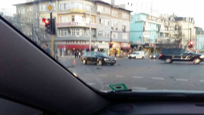 Извънредно от Варна! Голяма катастрофа до Централна поща! Много линейки, носилки и полиция на мястото (ОБНОВЕНА)