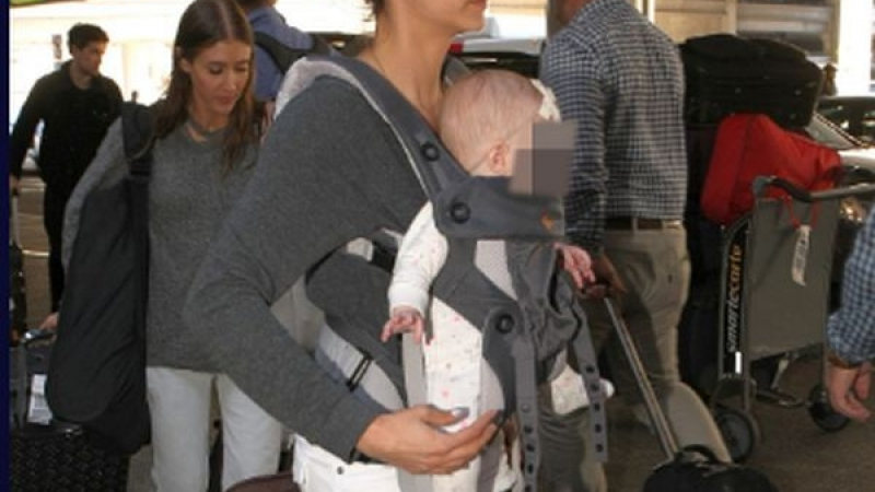 Нина Добрев се появи с бебе на ръце в Ел Ей (СНИМКА)