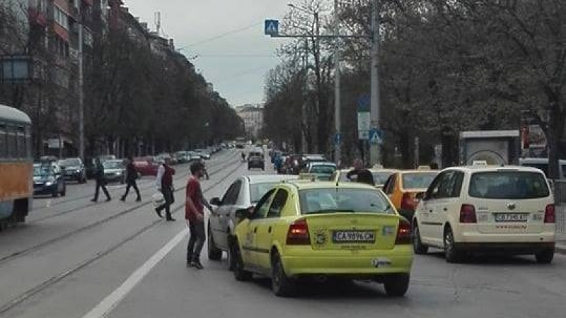 Сигнал до БЛИЦ! Такси помете лек автомобил край театър "София" (СНИМКИ)