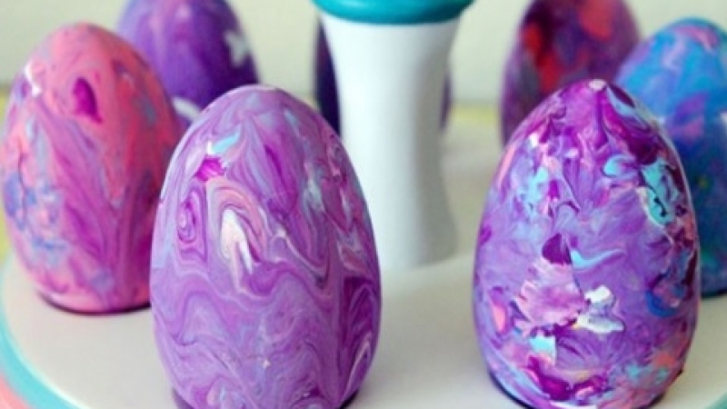 ВИДЕО показа нов магически трик за боядисване на яйца!