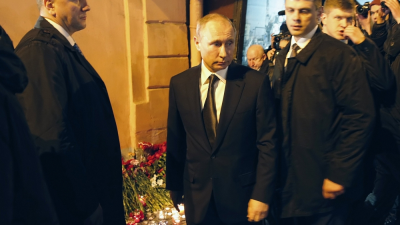 Владимир Путин положи цветя в памет на жертвите на терористичния акт в Санкт Петербург (ВИДЕО)