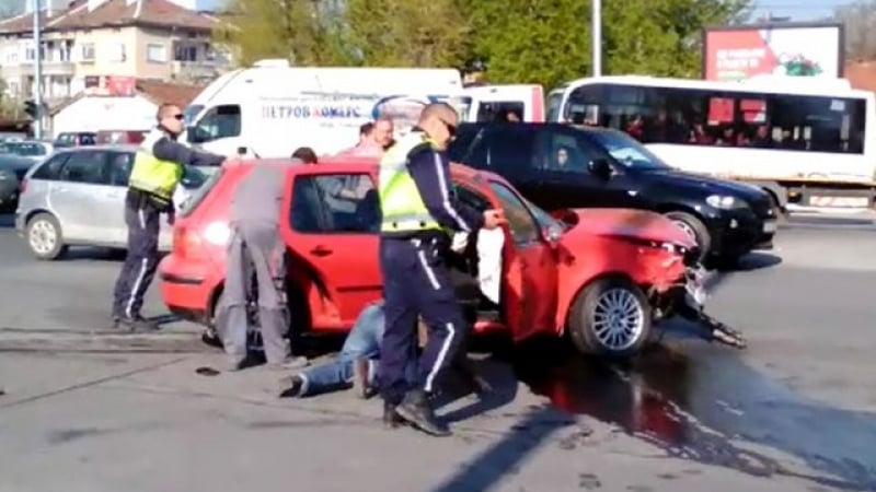 Зрелище! Катаджия бута смачкан голф (ВИДЕО)