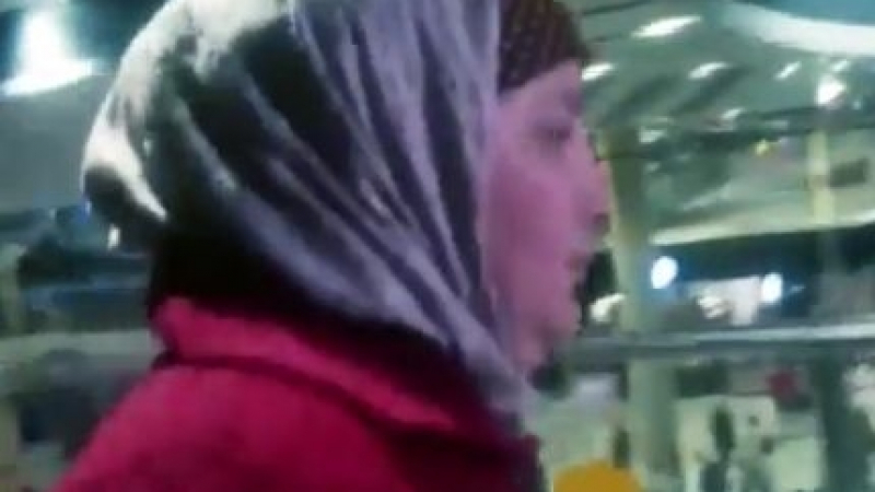 Майката на терориста Акбаржон Джалилов пристигна в Петербург, не проронва нито дума (ВИДЕО)