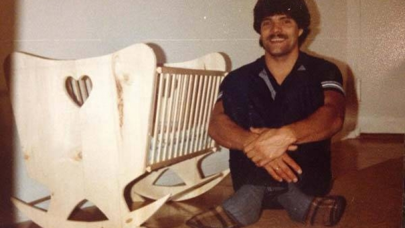 Преди 30 години той направи бебешко креватче за сина си. Няма да повярвате какво стана след това! (СНИМКИ)