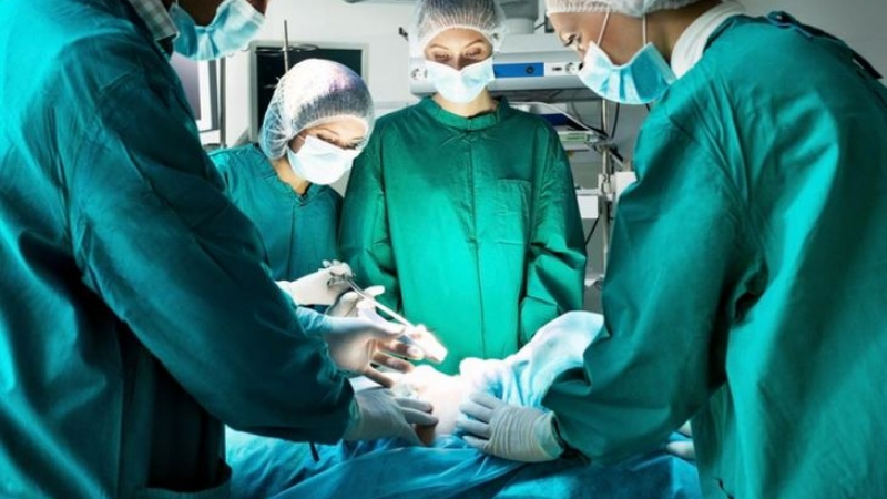 Разкриха тайната защо хирурзите носят сини или зелени престилки, но никога бели