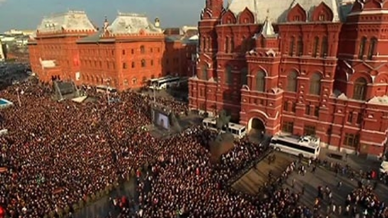 Десетки хиляди почетоха паметта на жертвите в Санкт Петербург на площад в Москва (ВИДЕО)