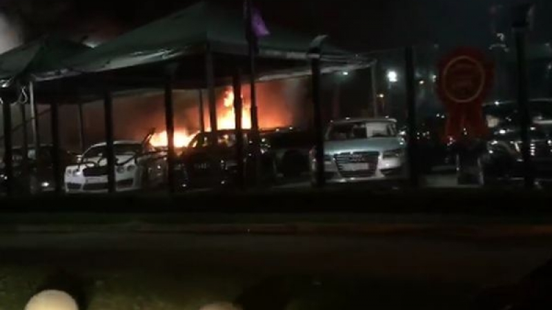 Първо ВИДЕО от ексклузивната новина на БЛИЦ за огнения кошмар в тузарска столична автокъща