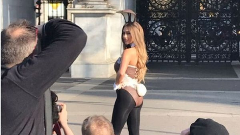 Модел на Playboy стана великденско зайче и показа шоколадови прелести по улиците на Лондон (ВИДЕО 18+)