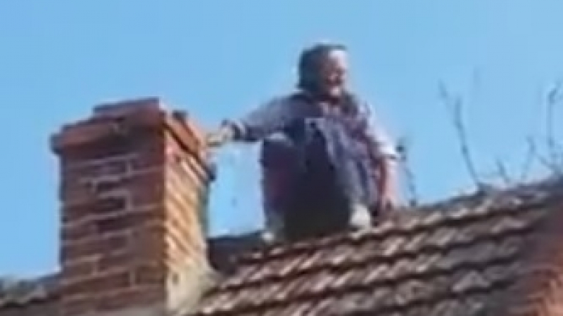 71-годишната Вера се превърна в сензация! ВИДЕО показа какво прави бабката на покрива