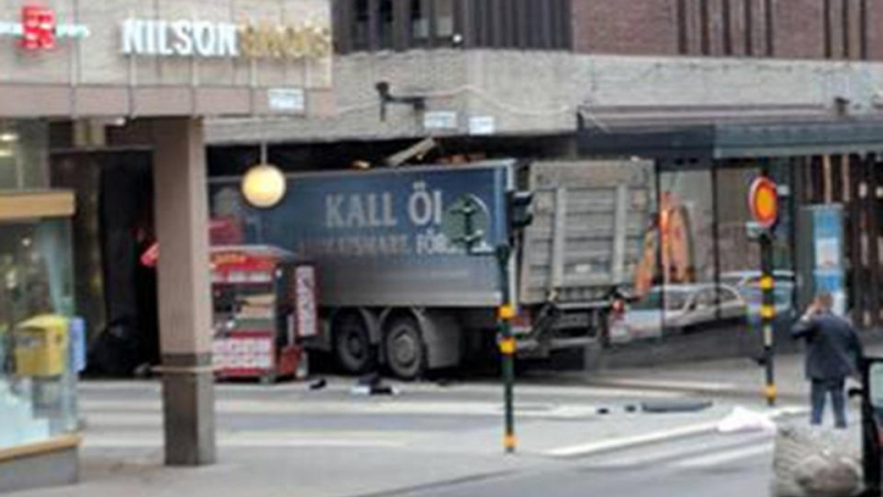 Стрелба насред хаоса и ужаса в Стокхолм! Нападателят е избягал, жертвите се умножават (ВИДЕО 18+/ОБНОВЕНА)