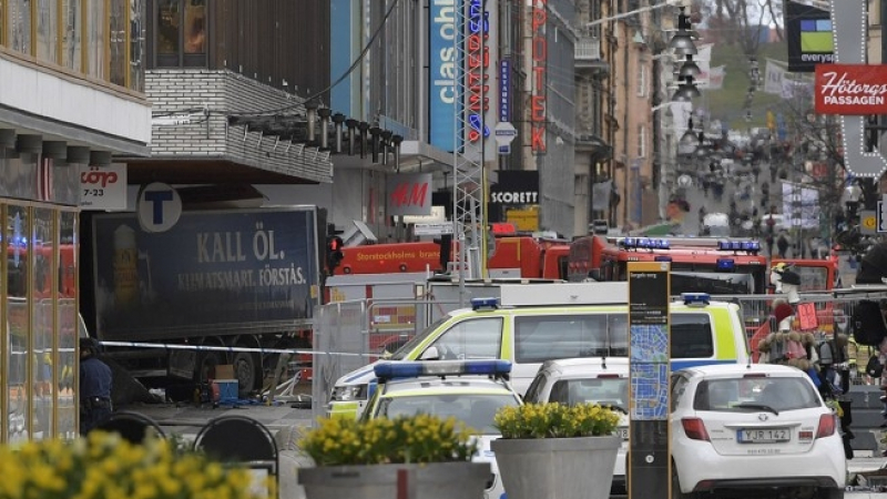 Полицията все още издирва шофьора на камиона, атакувал в Стокхолм