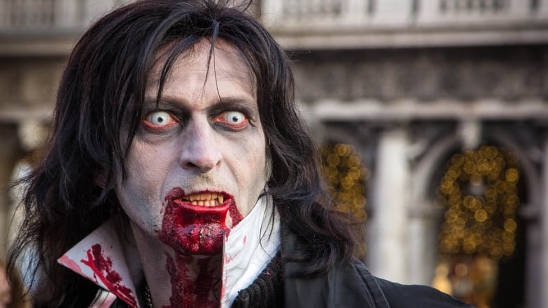 Кръвопийците вилнеят: Вампир притеснява млад мъж, иска да спи до него