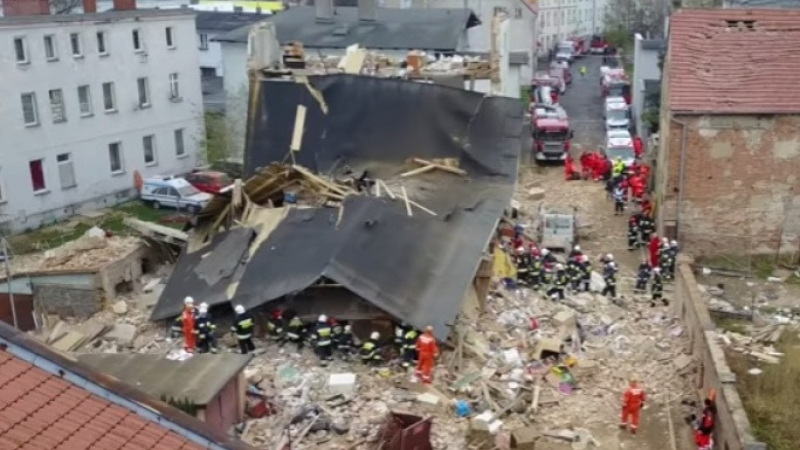 Страшна трагедия в Полша, взрив сравни сграда със земята, има загинали и много затрупани (СНИМКИ/ВИДЕО)