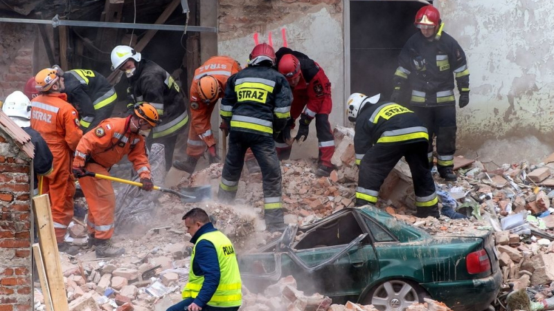 Трагедията в Полша е огромна! Извадиха трети труп изпод срутената сграда (СНИМКИ/ВИДЕО)