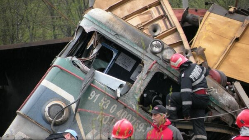 Трагедия в Румъния! Товарен влак излезе от релсите, има загинали (СНИМКИ/ВИДЕО)
