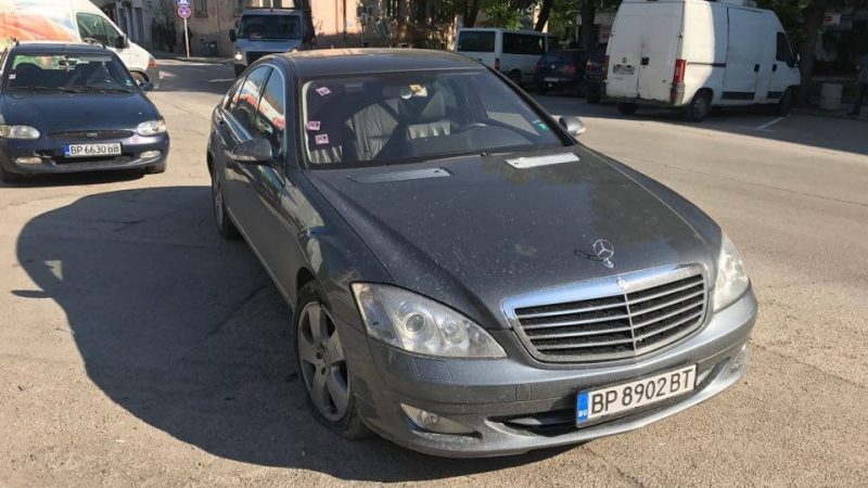 Мистерия в центъра на Враца: S-класата на Хари Циганина седи от дни с нарязани гуми на паркинг