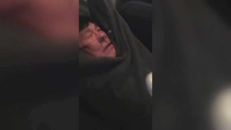 Критики и бурни реакции  по цял свят, след като редовен пътник беше брутално изхвърлен от самолет на United Airlines