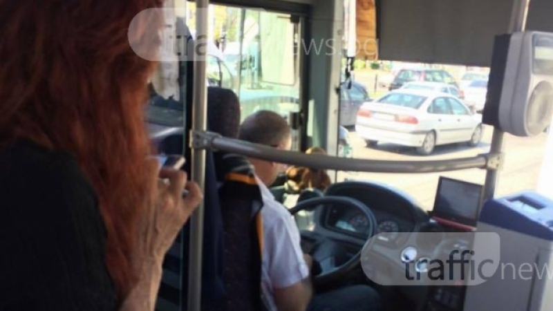 Безобразие в пълен автобус! Шофьор и кондукторка се разцъкаха във фейсбук, забравиха за работата си (СНИМКИ)
