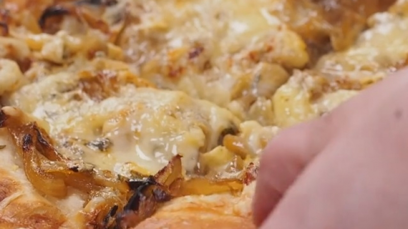 Нестандартно! Пица с карамелизиран лук и синьо сирене