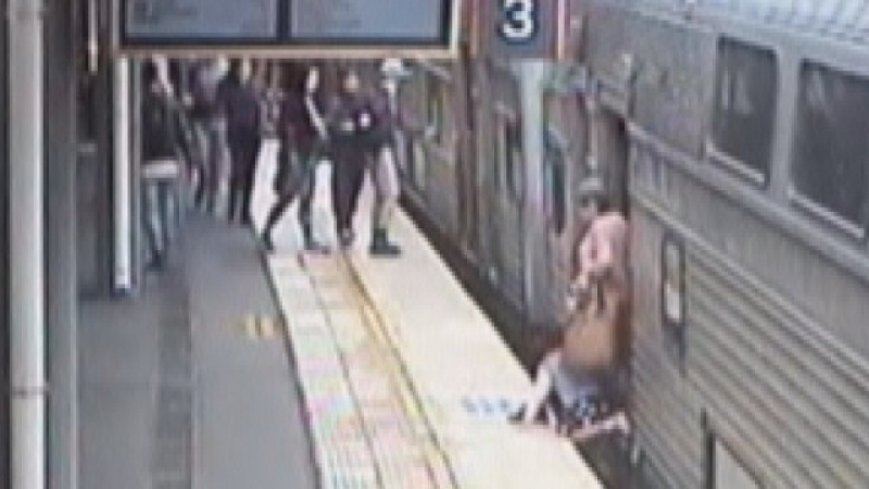Родители изпуснаха детето си под влака в метрото, преди да потегли (ВИДЕО 18+)