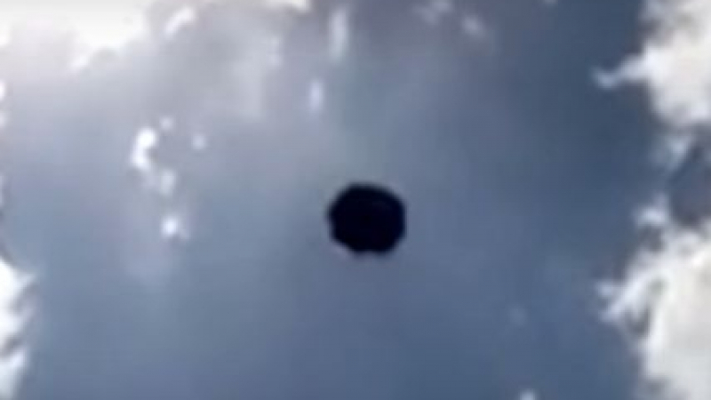Зловещ, черен НЛО сниман в небето над Мексико (ВИДЕО)