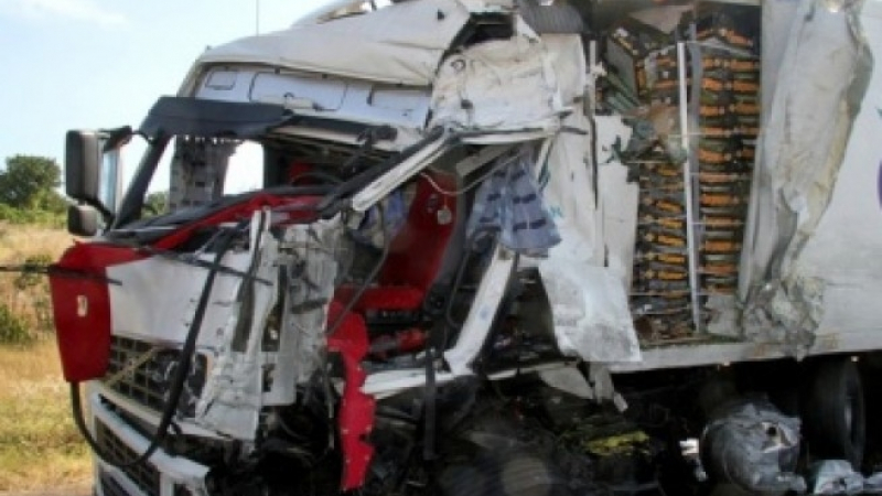 Драма на пътя! Шофьор на ТИР получи инфаркт и почина зад волана, пътниците наоколо в шок