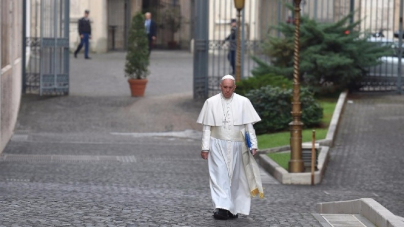 Папа Франциск уми краката на 12 бивши мафиоти