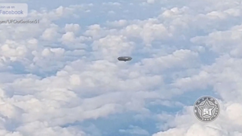 Продълговат НЛО прелетя под самолет в небето над Испания