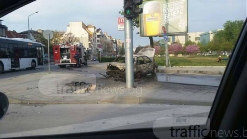 Нов ужас в Пловдив! Кола изгоря до основи след удар в стълб (СНИМКИ)
