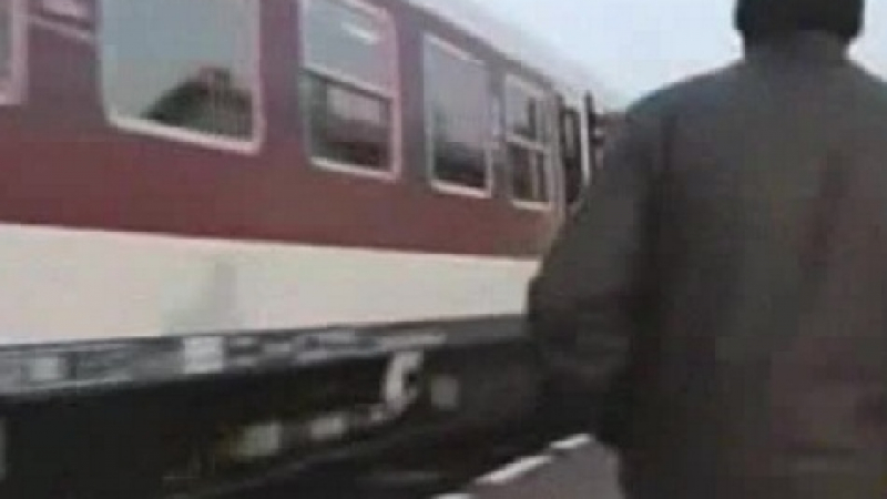 Пътнически влак удари мъж край Ихтиман и се случи чудо