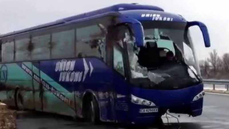 Първо в БЛИЦ: Ужас на магистрала "Хемус"! Лампи се срутиха върху автобус на "Юнион Ивкони", пълен с хора!  