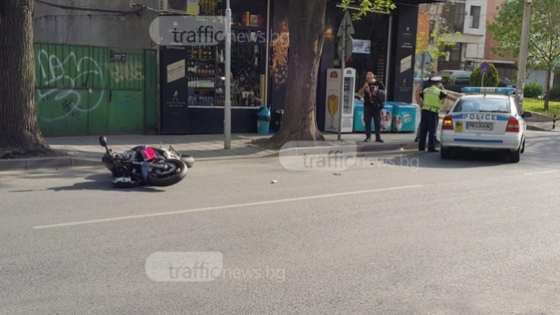 Моторист помете с бясна скорост мъж на пешеходна пътека в Пловдив 