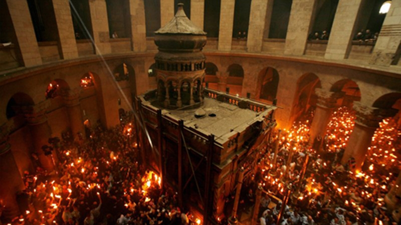 Великденското чудо НА ЖИВО в БЛИЦ от Йерусалим: Благодатният огън слиза над Гроба Господен! (ВИДЕО)
