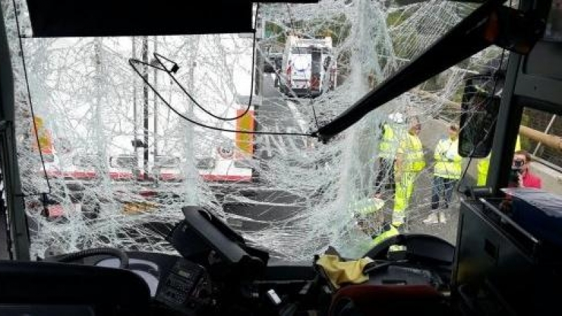 Меле с български ученици в Италия! Петима са ранени след сблъсък между автобус и камион (СНИМКИ)